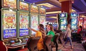 Lucky88 VIP ကစားသမား Wave Money နှင့် KBZPay ဖြင့် ငွေထုတ်နေသောပုံ